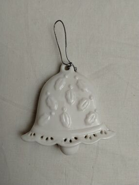 Provo Craft Ornaments Bell - Lacy - Holly Leaves
